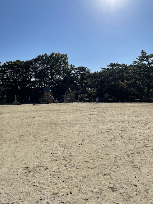 岡崎市東公園動物園の木製遊具広場のグラウンド
