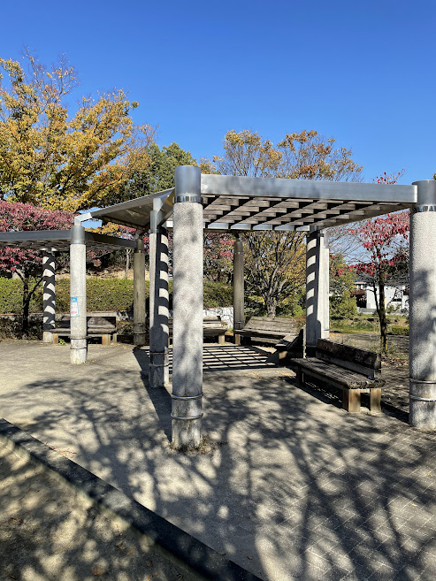 桧ヶ根公園の砂場のベンチ