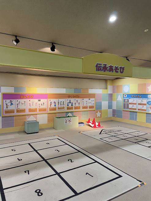 豊田地域文化広場子ども体験館のわくわくひろばの伝承あそびコーナー