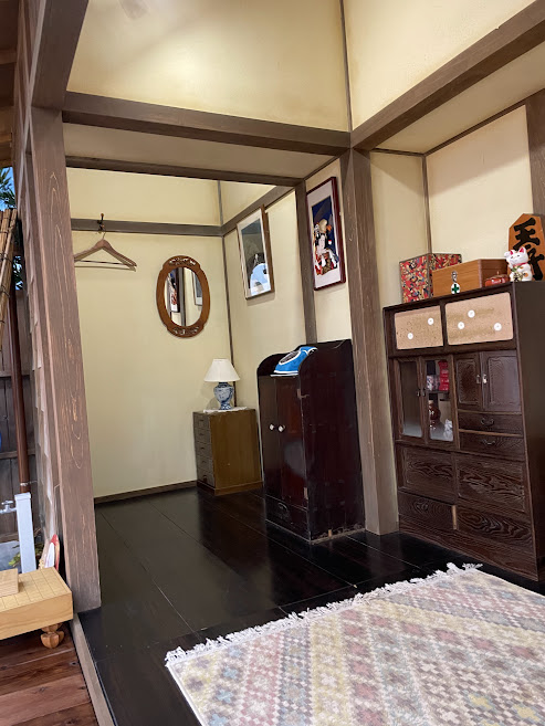 NHK放送体験スタジオわくわくのチコちゃんとキョエちゃんの縁側の内部1