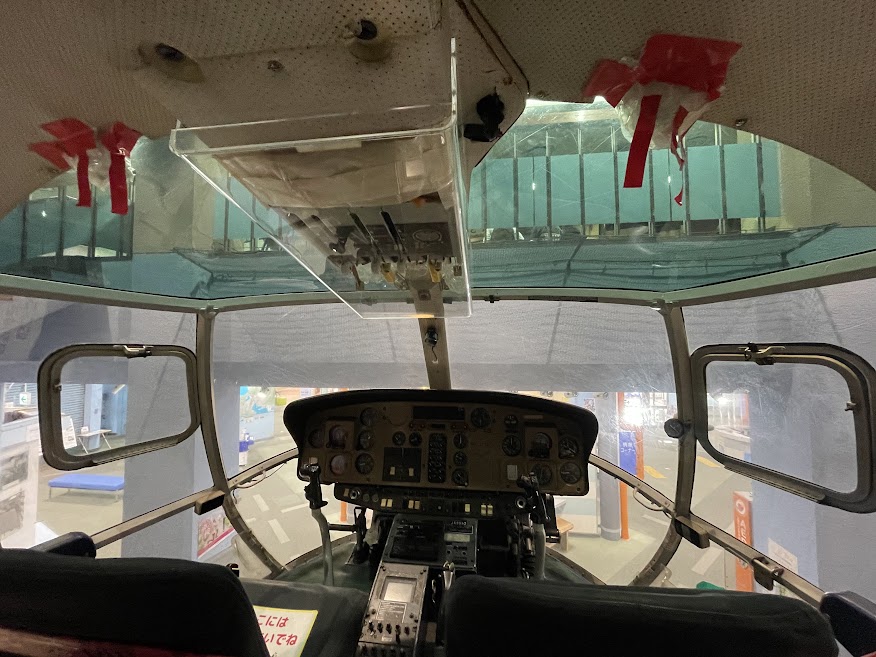 名古屋市港防災センターの消防ヘリコプターの展示の内部