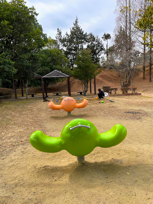 土橋公園のスプリング遊具と砂場
