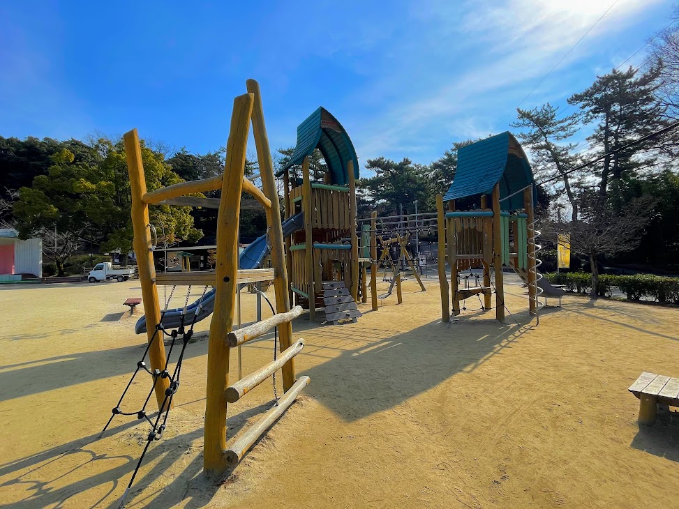 岡崎市東公園動物園の木製遊具広場