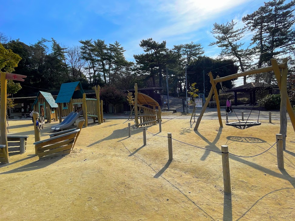 岡崎市東公園動物園の木製遊具広場