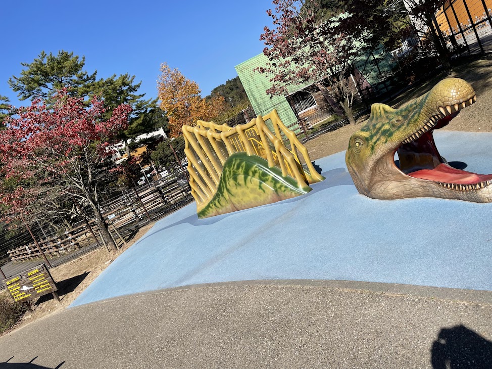 岡崎市東公園動物園の恐竜広場遊具