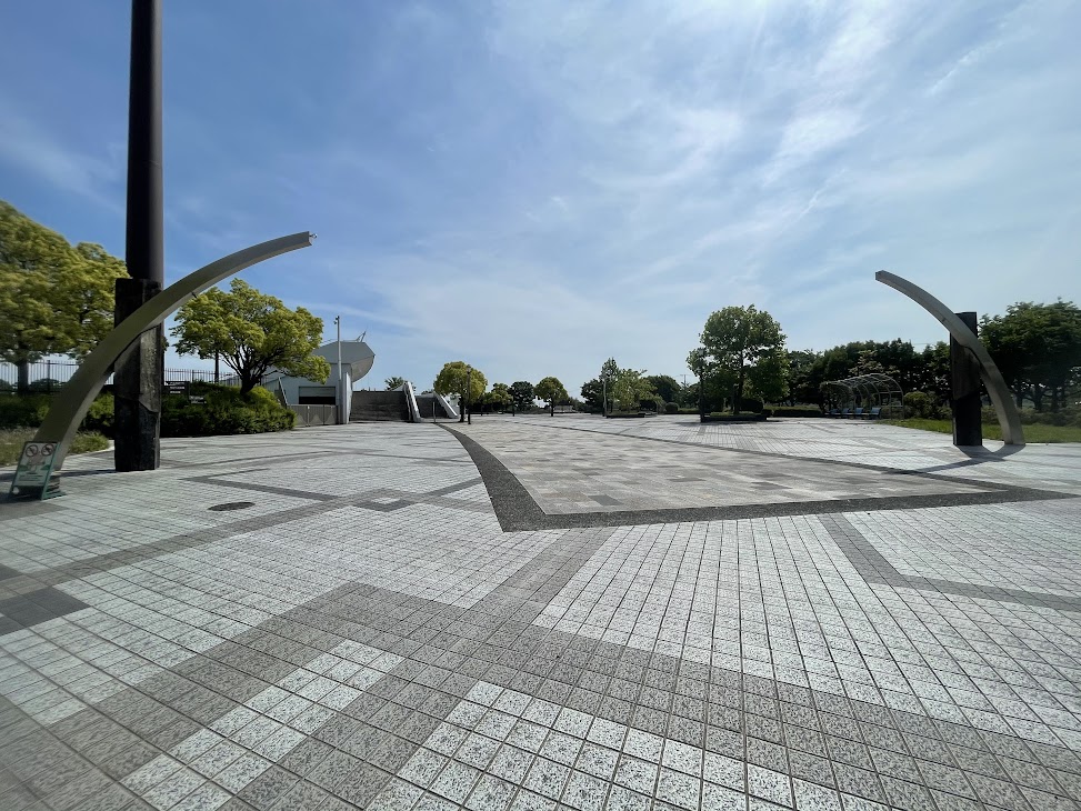半田総合運動公園の入口広場