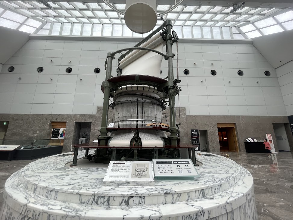トヨタ産業技術記念館のエントランスの環状織機