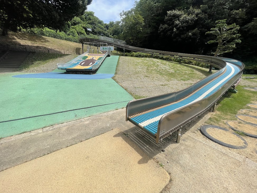 赤塚山公園わくわくパークのローラー滑り台とワイド滑り台