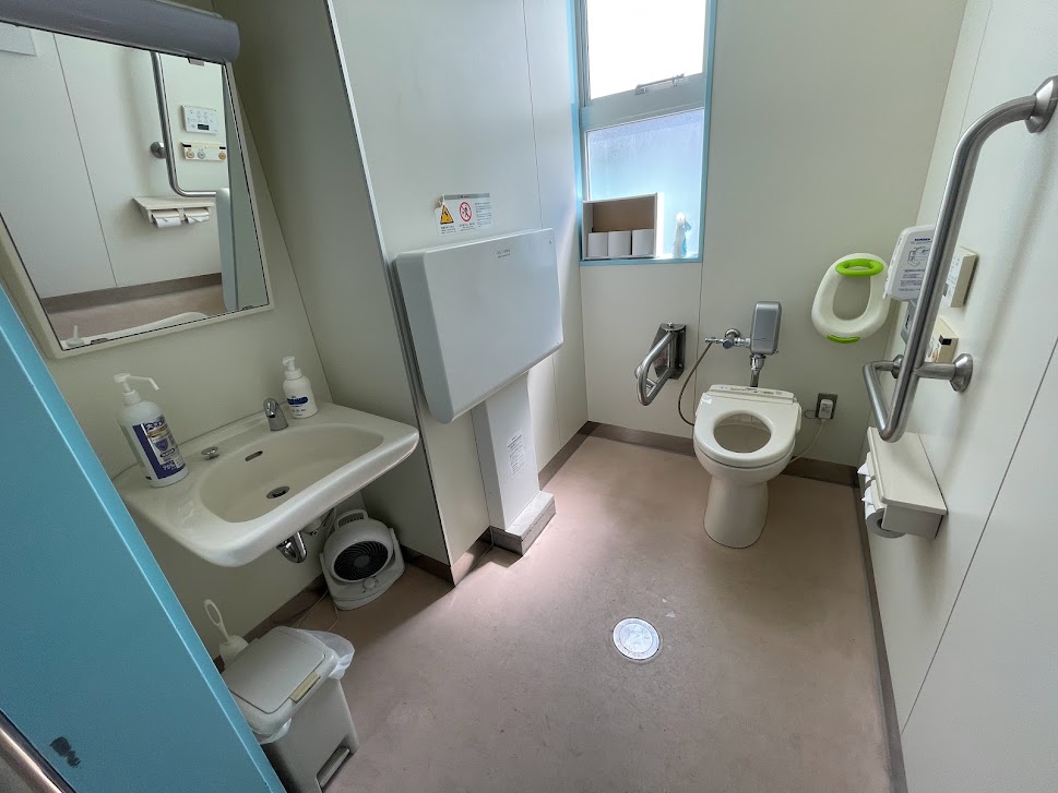 竹島水族館の多目的トイレ